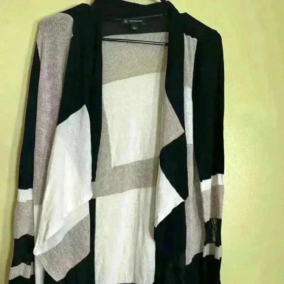 I see international concept, woman, blouse size large. - Picture 2 of 5